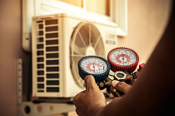 Professional Ac Installation technician working in Elmwood, IL